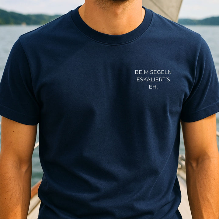 Beim Segeln eskaliert’s eh. - Unisex Premium Bio Shirt