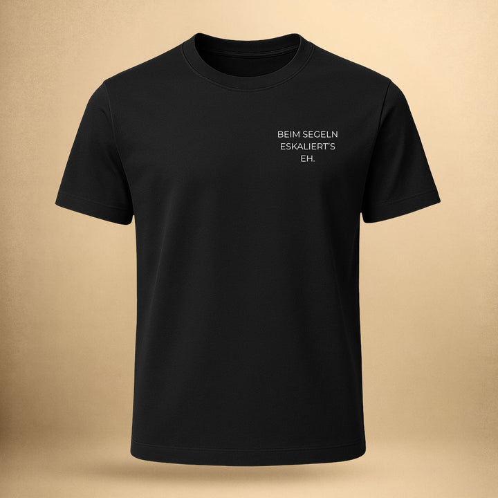 Beim Segeln eskaliert’s eh. - Unisex Premium Bio Shirt