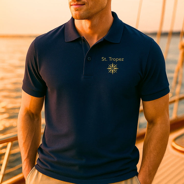 St. Tropez Kompass – Organisches Polo mit goldener Stickerei